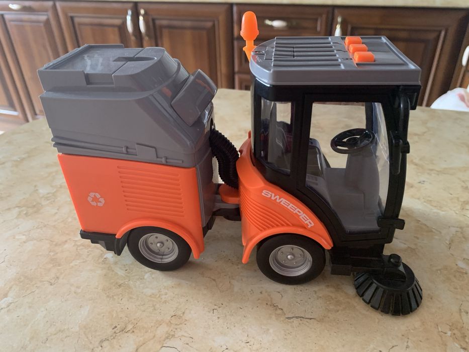 Іграшка для хлопчика: техніка: сміттєвоз з баком