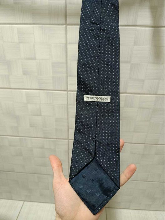 мужской галстук бренда Emporio Armani.