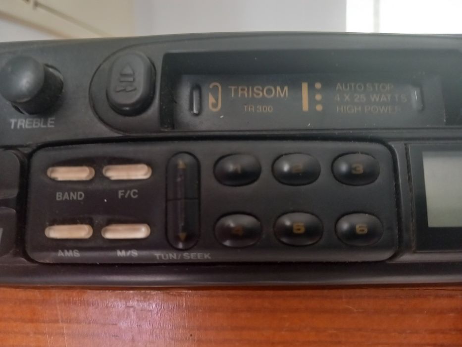 Auto rádio com leitor de cassetes