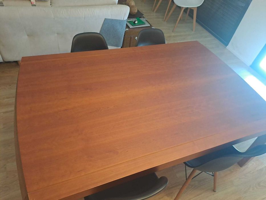 Mesa de sala de refeição, em cerejeira