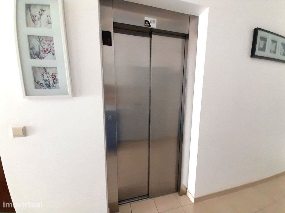Apartamento T2 para arrendar ao ano, condomínio com piscina e lugar...