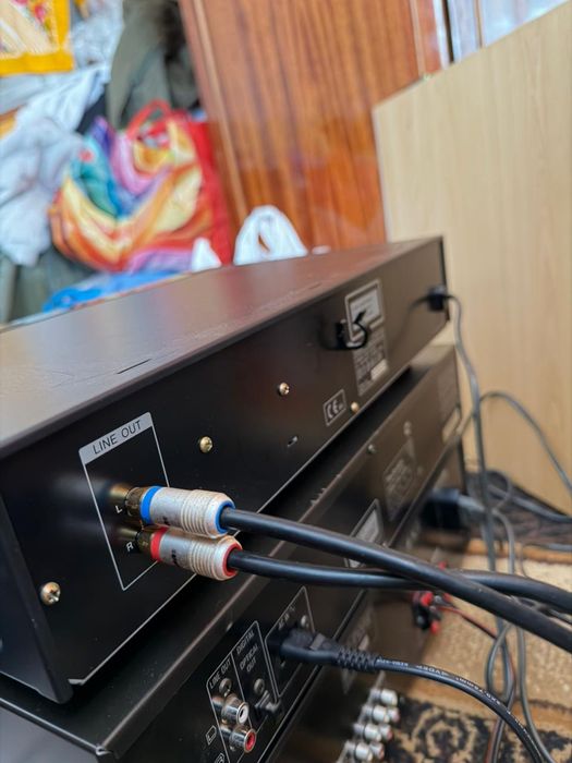 Стерео стійка SONY, з cd програвачем.  Зі встроєним fm  тюнером.