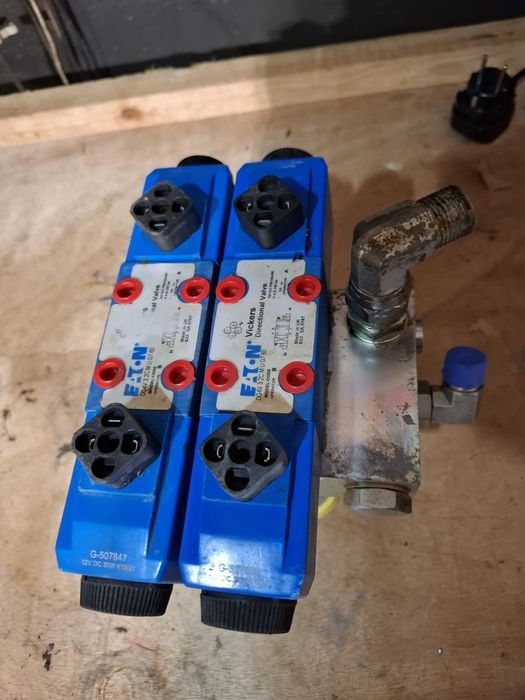 Rozdzielacz  dwusekcyjny sterowany  cewkami 12v tur