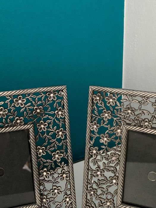 Zestaw 2 Luksusowych Ramek z Kryształkami – Ażur Wzór Kwiatowy