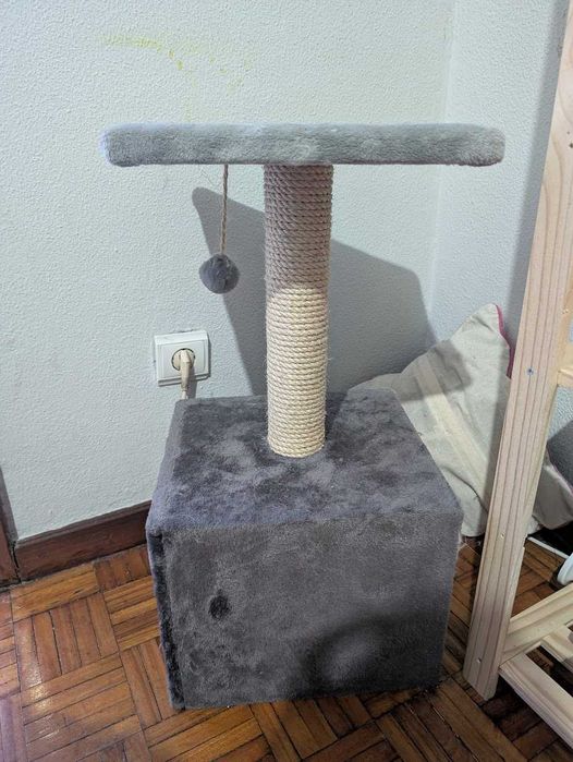 Arranhador de Gato com Cama, plataforma e uma Bolinha
