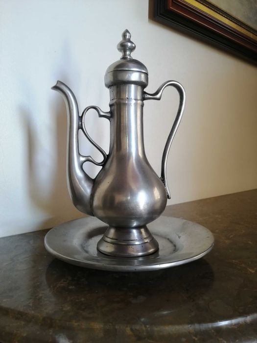 Jarro com prato, imitação de estanho