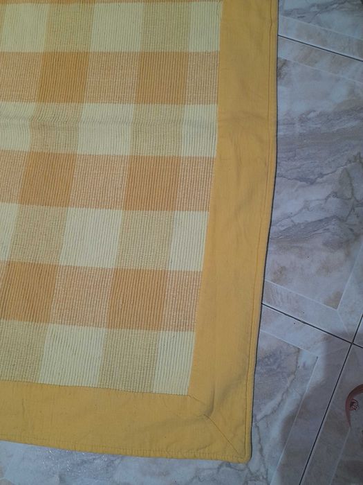 Tapete de tecido em tons de amarelo