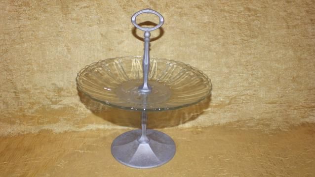 Piękna szklana patera na owoce z aluminiową podstawą