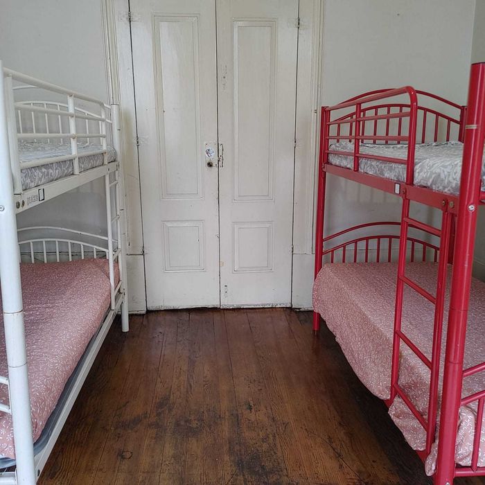 Beliche de ferro com colchões em bom estado de uso