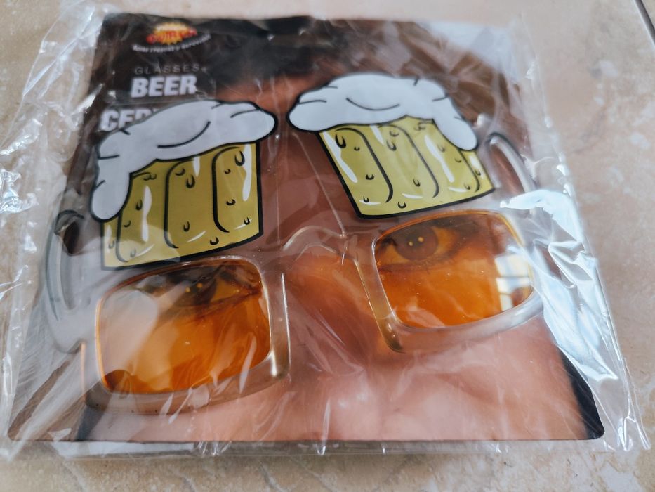 Óculos de sol em formato de caneca de cerveja