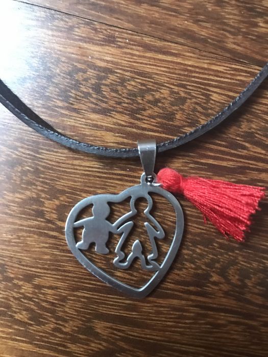 Colar com medalha de 2 crianças