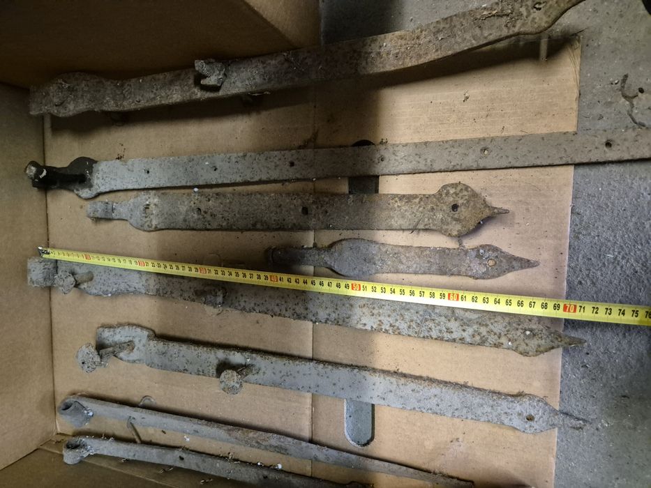 Stare, kute, zawiasy drzwi