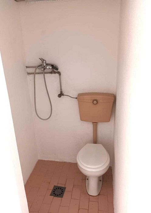 Garagem com porta para a rua - Algueirão