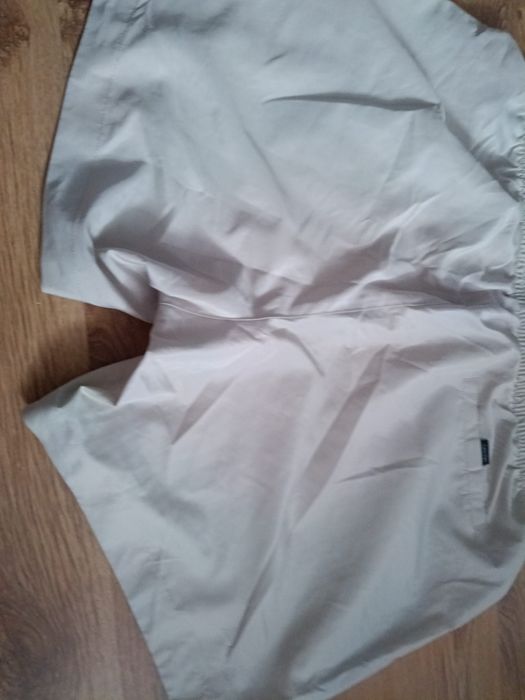 Spodenki Calvin Klein.jasne.ciwnkie .ściągane sznurki w pasie.zapraszam.