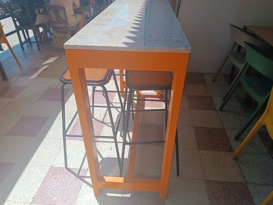 mesa de bar e 4 bancos