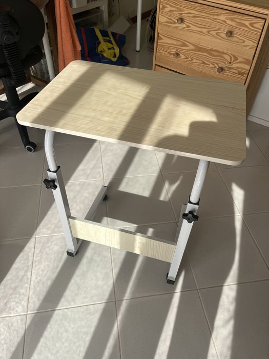Mesa de apoio com rodas