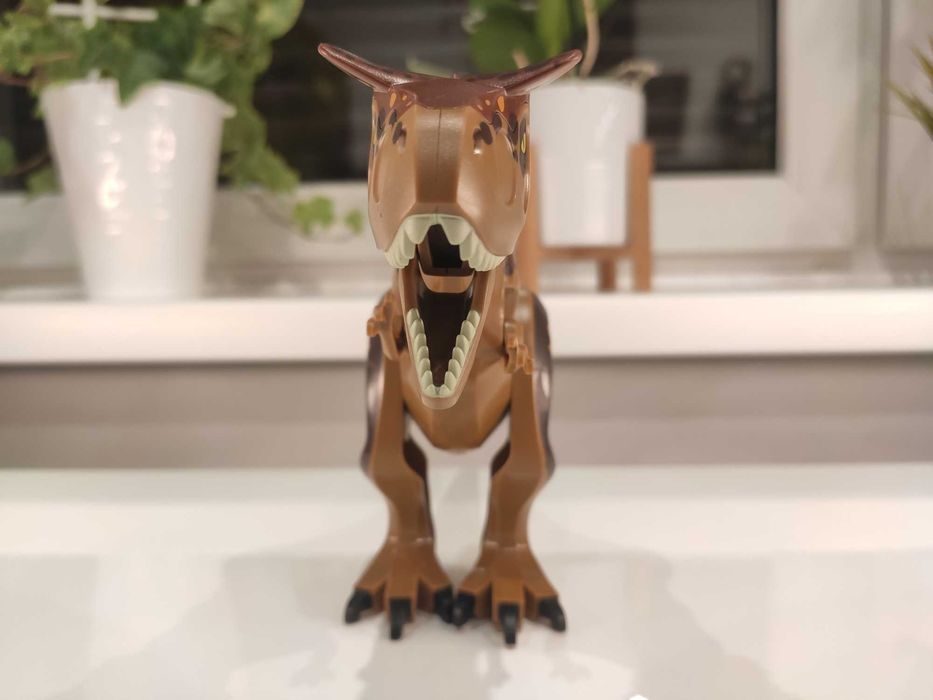 Dinozaur karnotaur dinosaur jak lego nowy