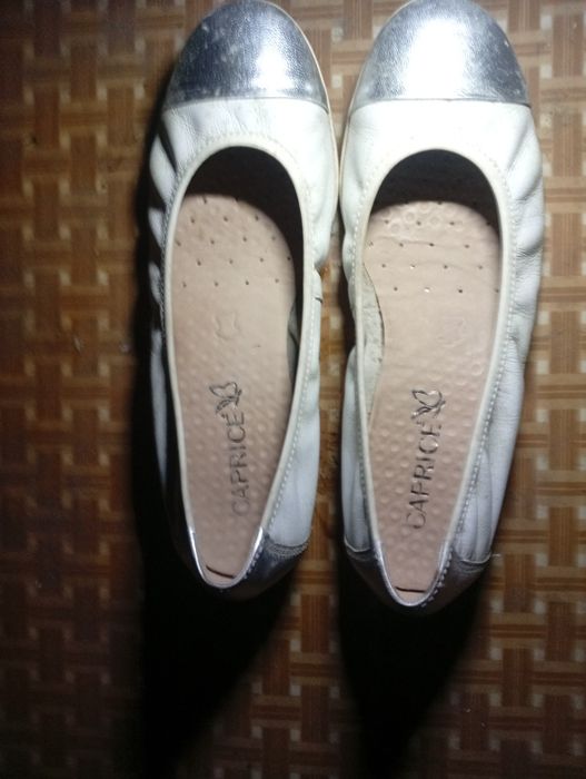 Білі туфлі-човники capriсе