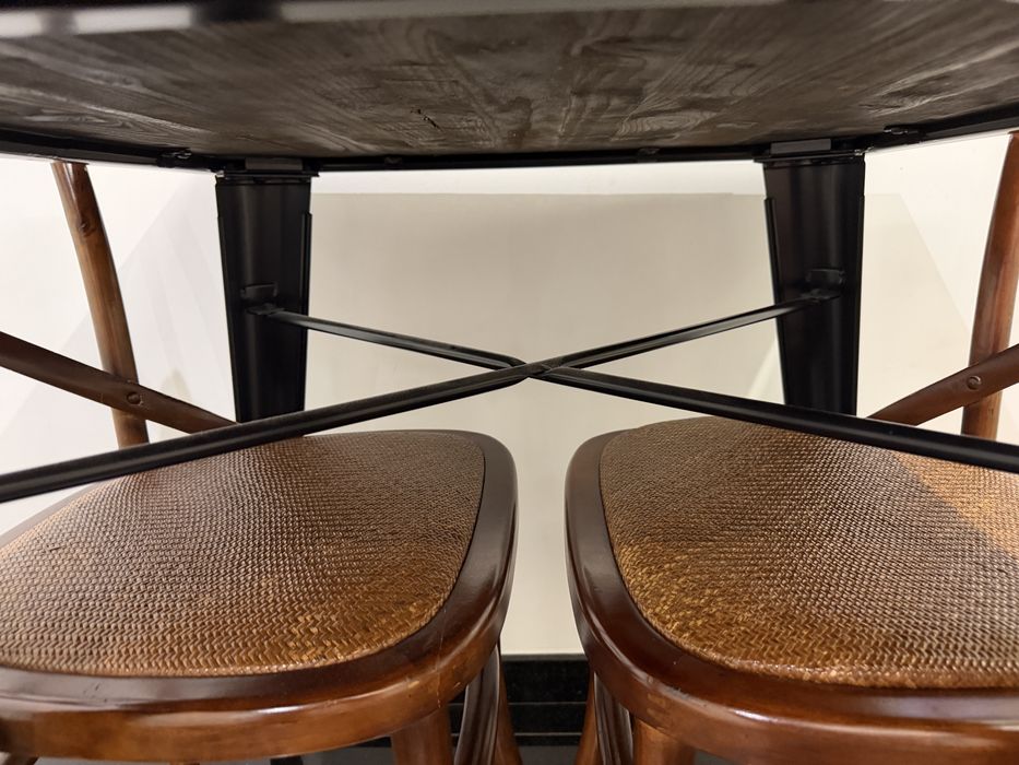 Mesa 80x80 em madeira de qualidade e pés de alumínio