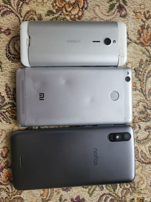 Три телефони на запчастини