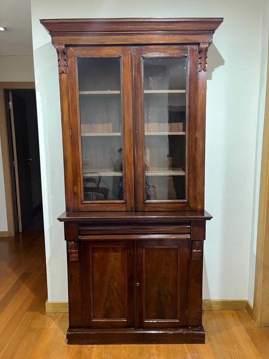 Estante antiga em madeira