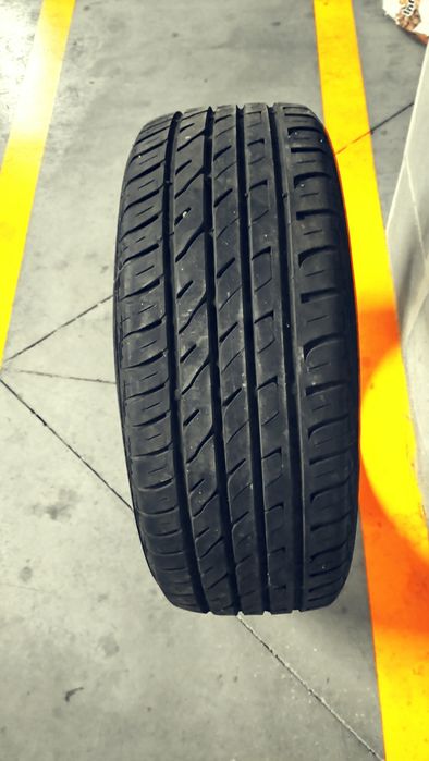 Pneu semi novo carro