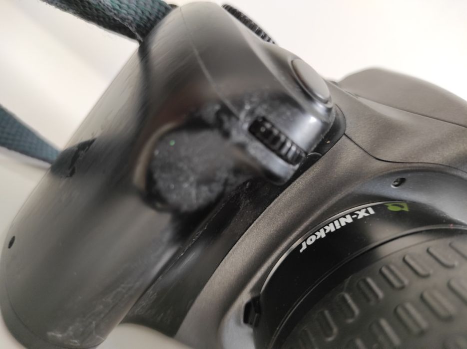 Máquina fotográfica Nikon Pronea 600i com objectiva Nikkor 24-70mm