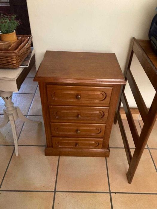 Mesa de Cabeceira/Móvel com gavetas em madeira