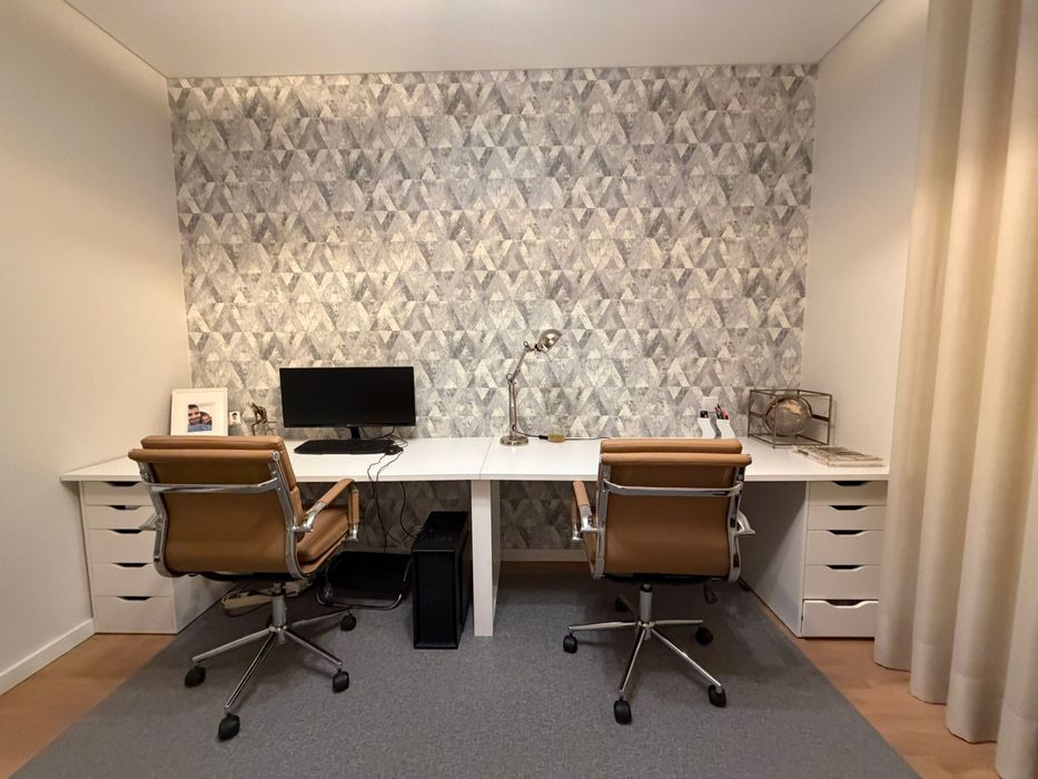Secretárias brancas (170cm comprimento x 70cm largura x 73 altura)