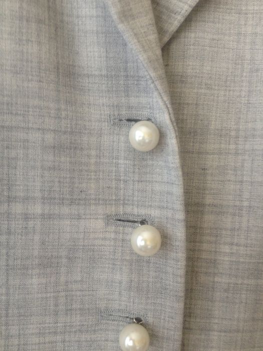 Sukienka markowa Leo Lazzi zapinana na perły