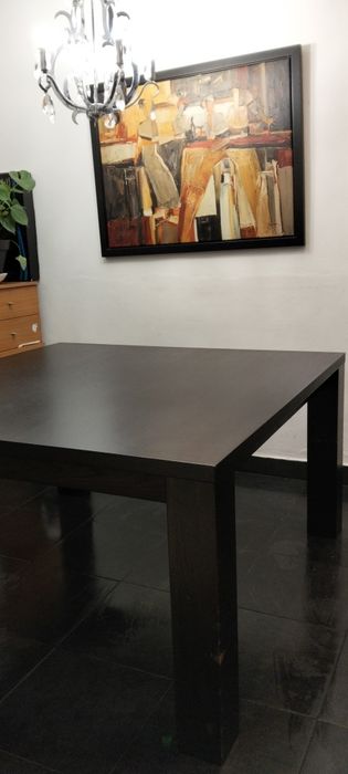 Mesa loja área 1,40×1,40 ótimo estado , madeira maciça, cor vengue