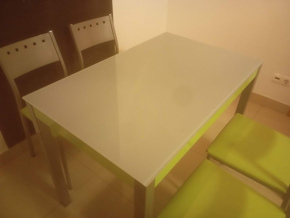 Mesa de cozinha - 4 cadeiras incluídas
