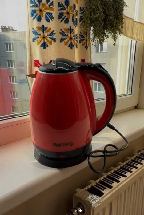 Електричний чайник на 2 літри простий і зручний