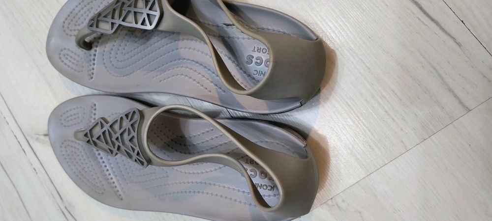 Crocs Serena Embellish Flip w8 39 szare