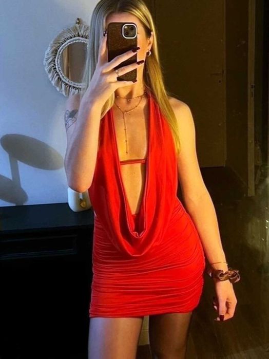 Sexy sukienka z głębokim dekoltem odsłonięte plecy przylegająca mini