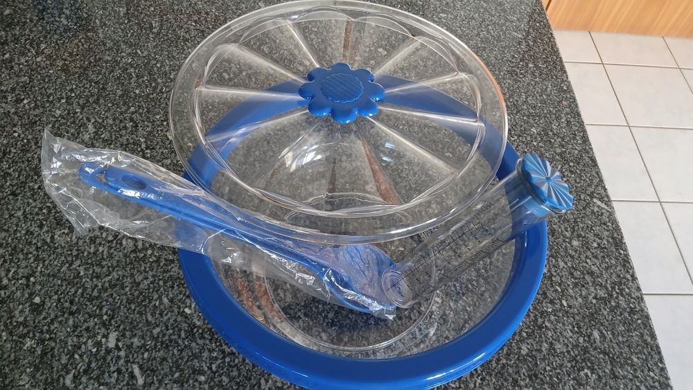 Saladeira multifuncional em acrílico resistente