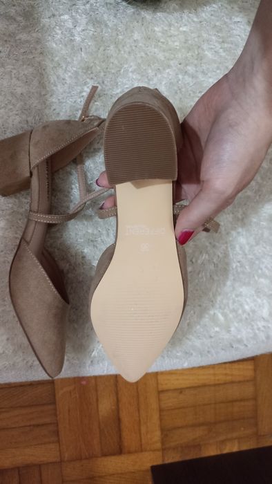 Sapatos bege elegantes