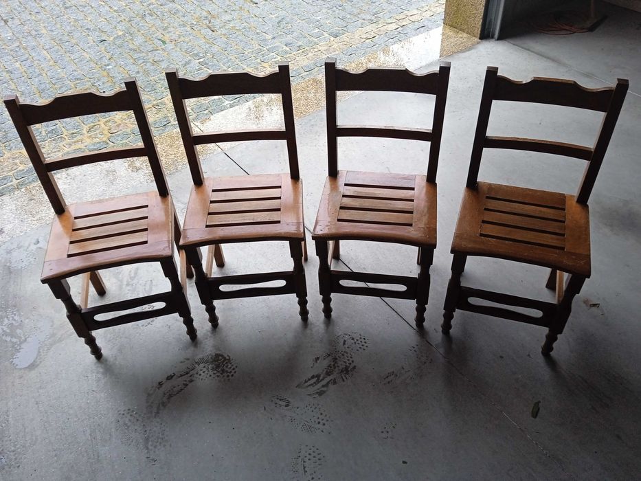 Cadeiras em madeira maciça