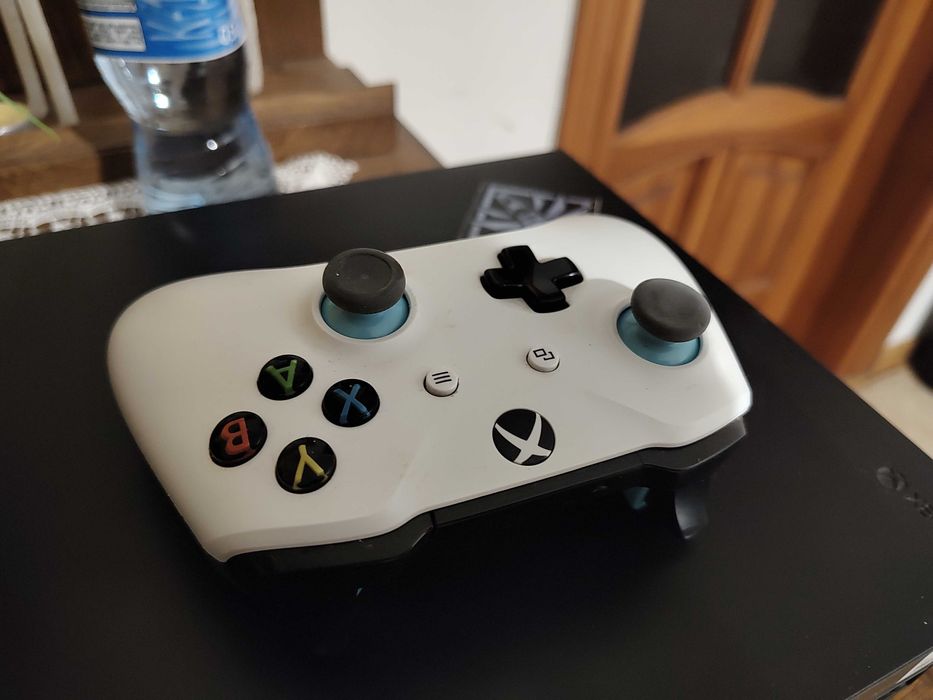 Konsola Xbox One X 1Tb z padem