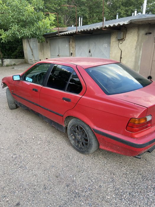 Продам бмв е36. Торг у капота