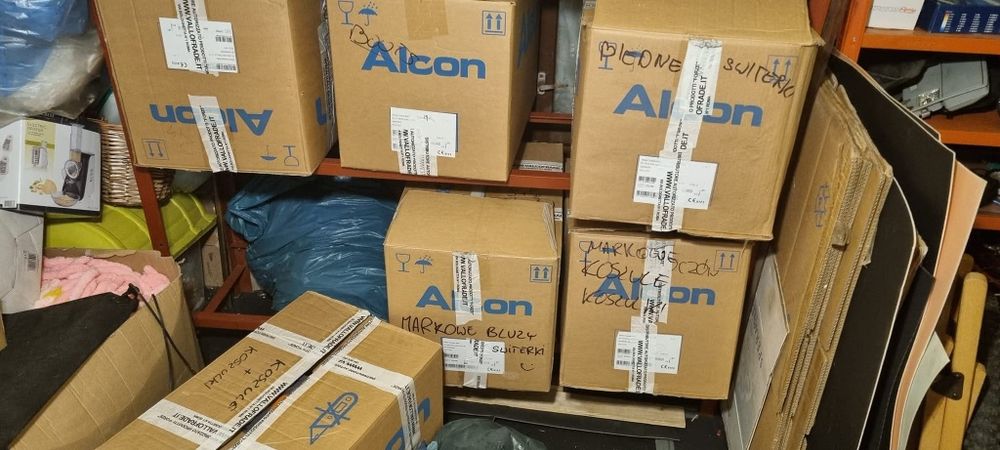 Ubrania używane do dalszej sprzedaży lub dla mężczyzny