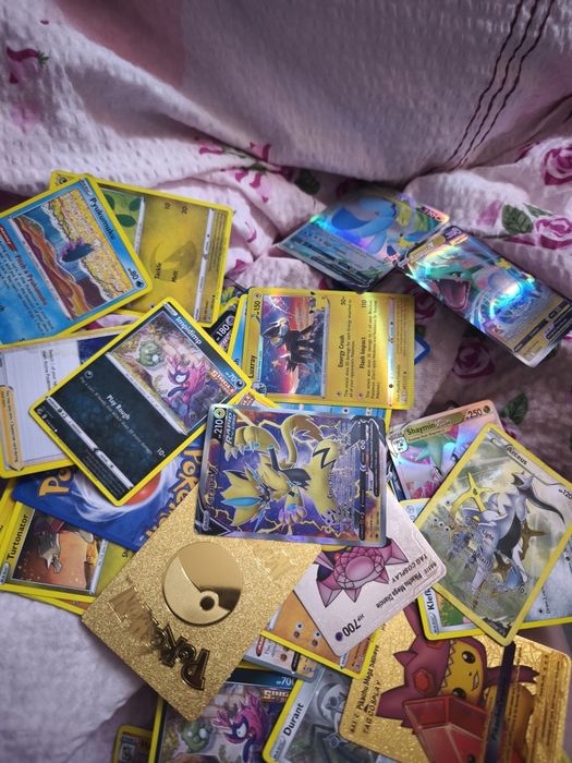 Karty z pudełkiem POKEMON