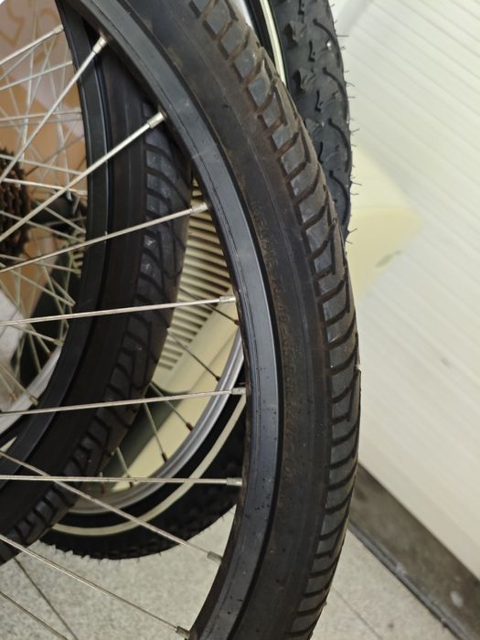Rodas e pneus de bicicleta variados