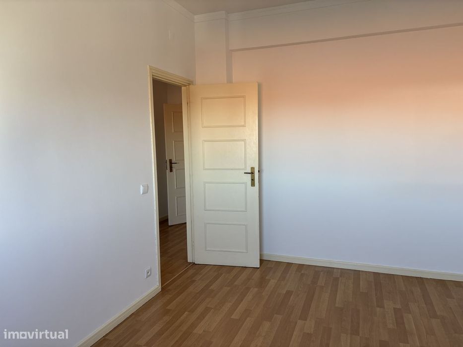 Arrenda-se apartamento T2 na Rua Cidade de Santa Clara da Califórnia