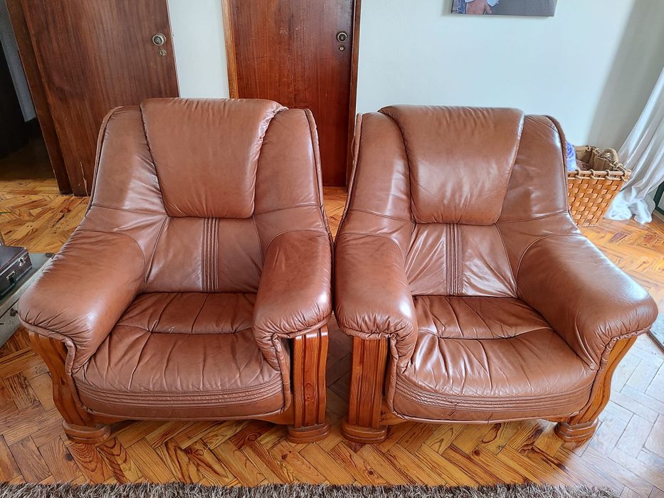 Sofás em pele em bom estado