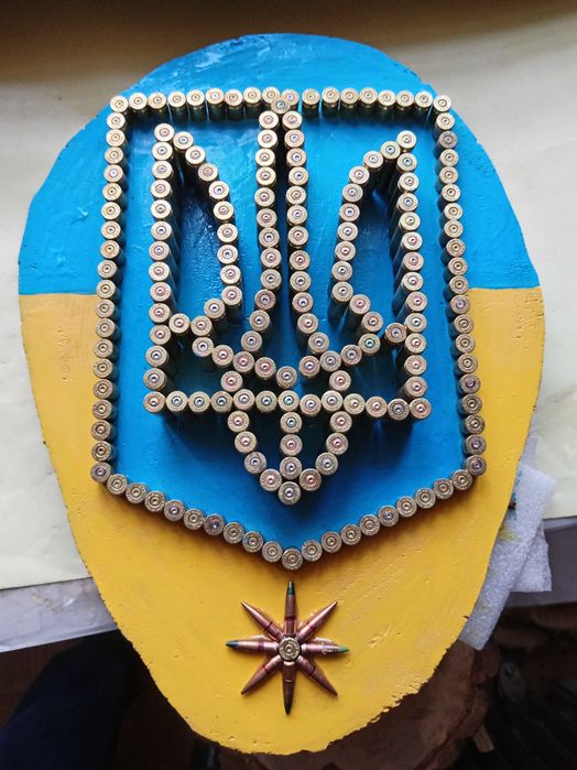 Державний Герб України вибитий на дереві з гільз.