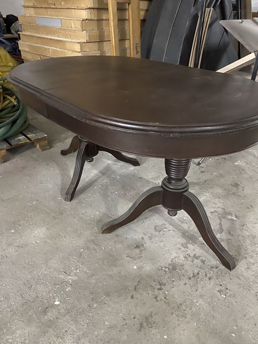 mesa de madeira em bom estado.