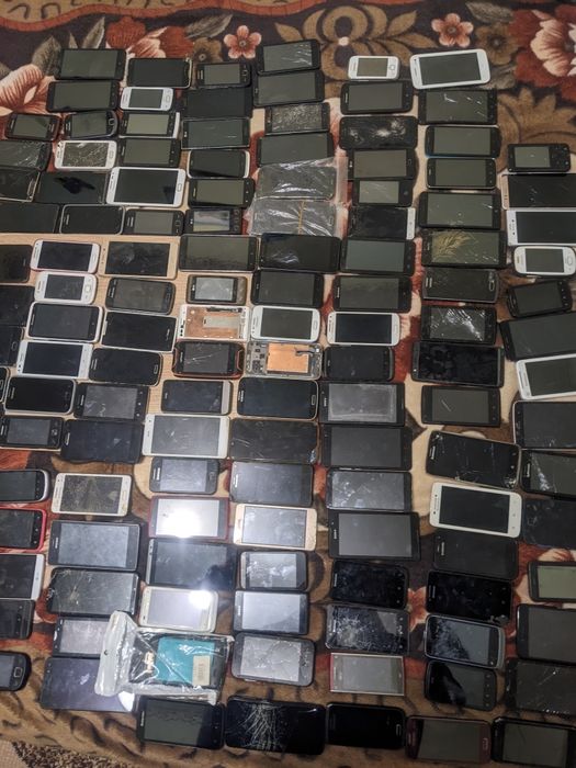 Продам лот  сенсорний телефонів