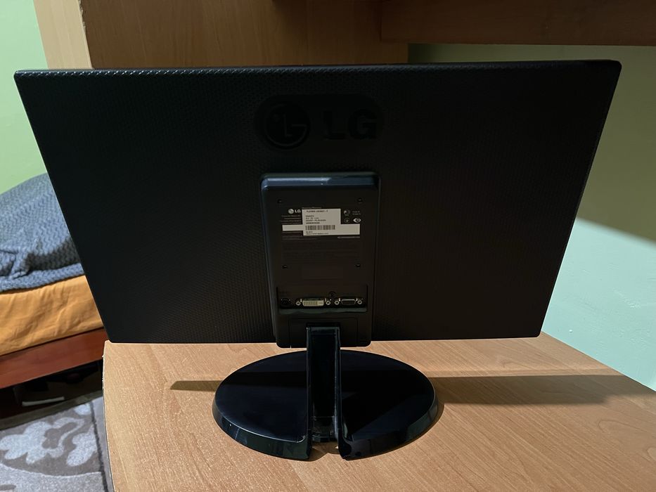 Монітор LG повнісю робочий