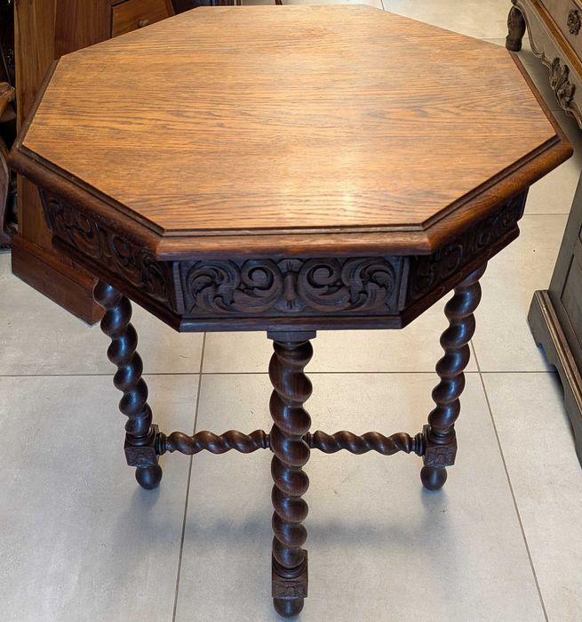 Bardzo ładny dębowy mały stół,stolik